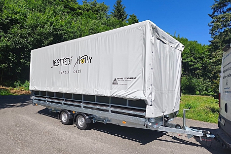 Svazek obcí Jestřebí hory má nové pojízdné pódium